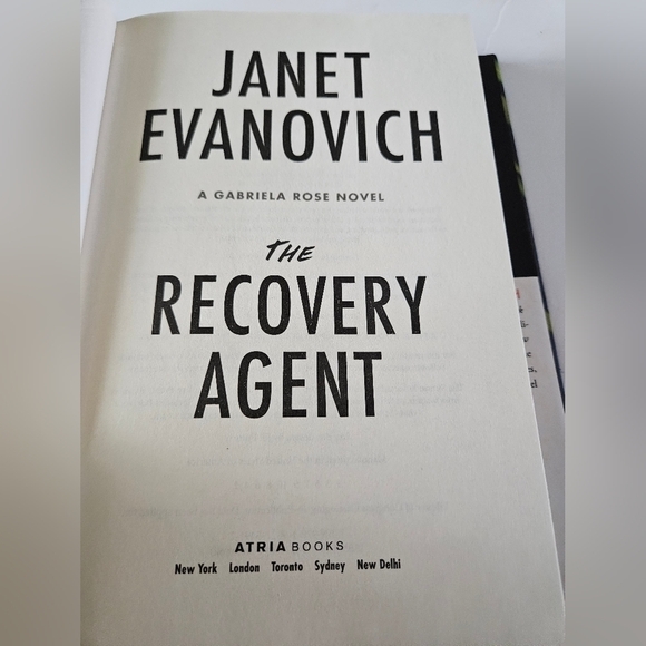 Janet Evanovich. The Recovery Agent. Atria  2022 Home Accents Cofffe TableBooks - Picture 13 of 14